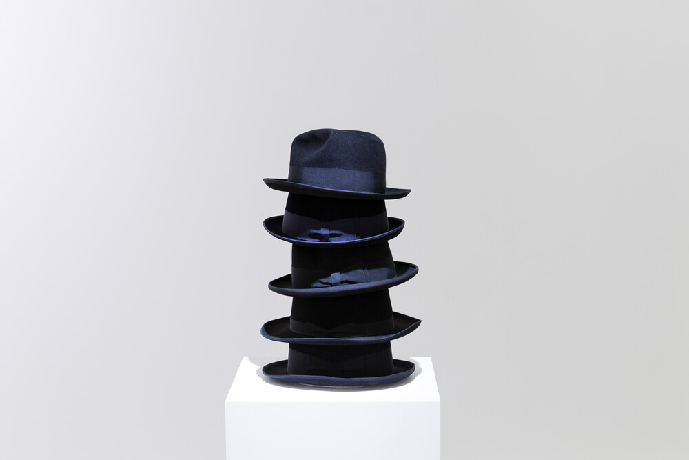 Pile of Hats - © GALERIE DES GALERIES
