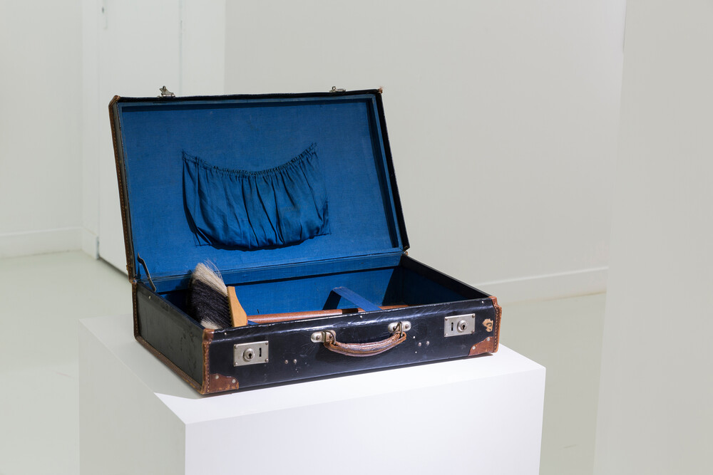 Suitcase With Broom - © GALERIE DES GALERIES