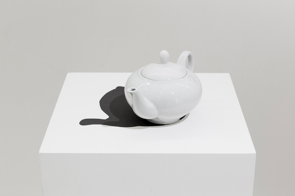 Teapot with Shadow - © GALERIE DES GALERIES