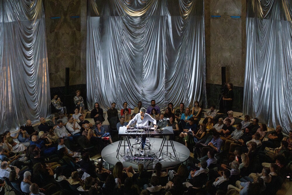 BY NIGHT "LIVE" - © Galerie des Galeries