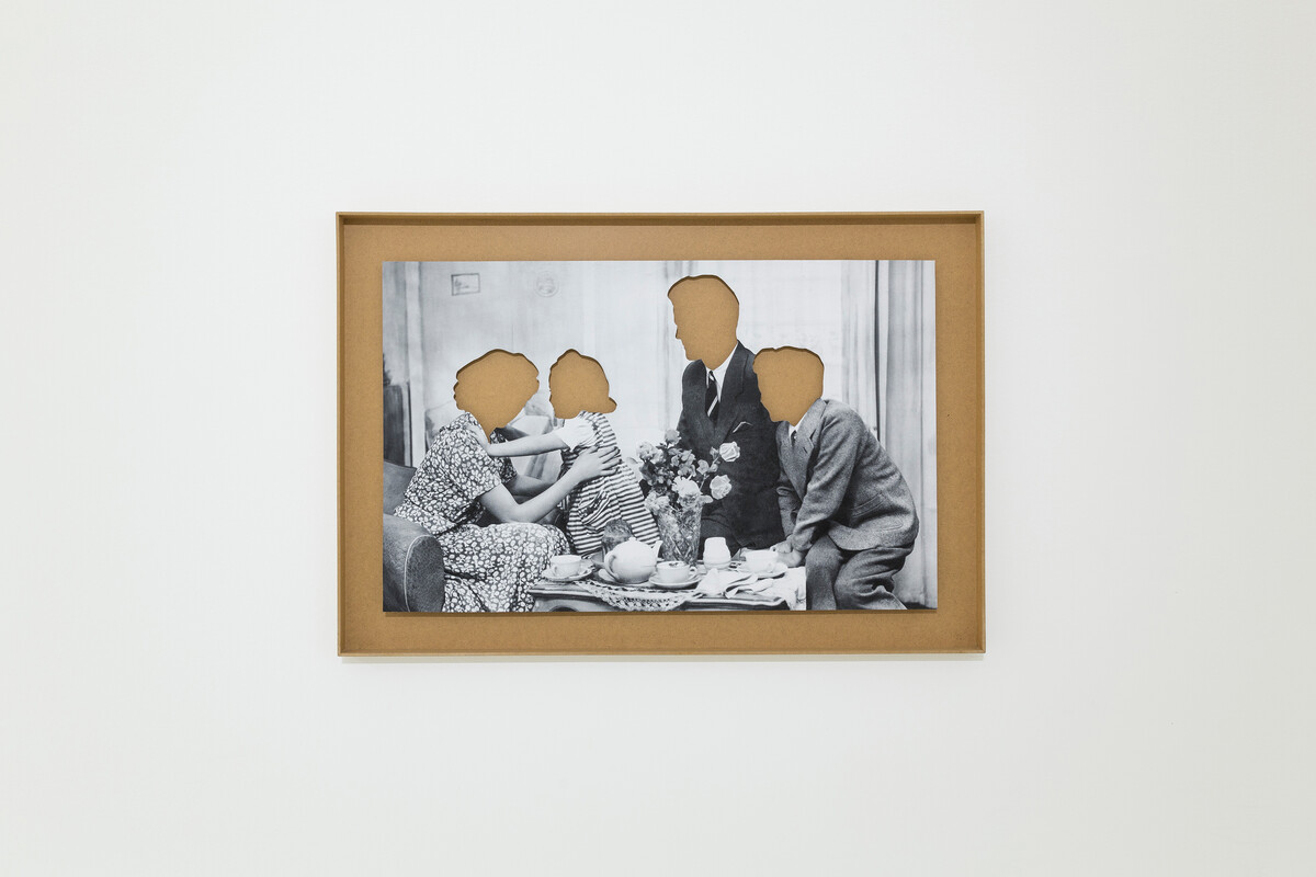 Family Photo With Clipped Head on Wood | Galerie des Galeries